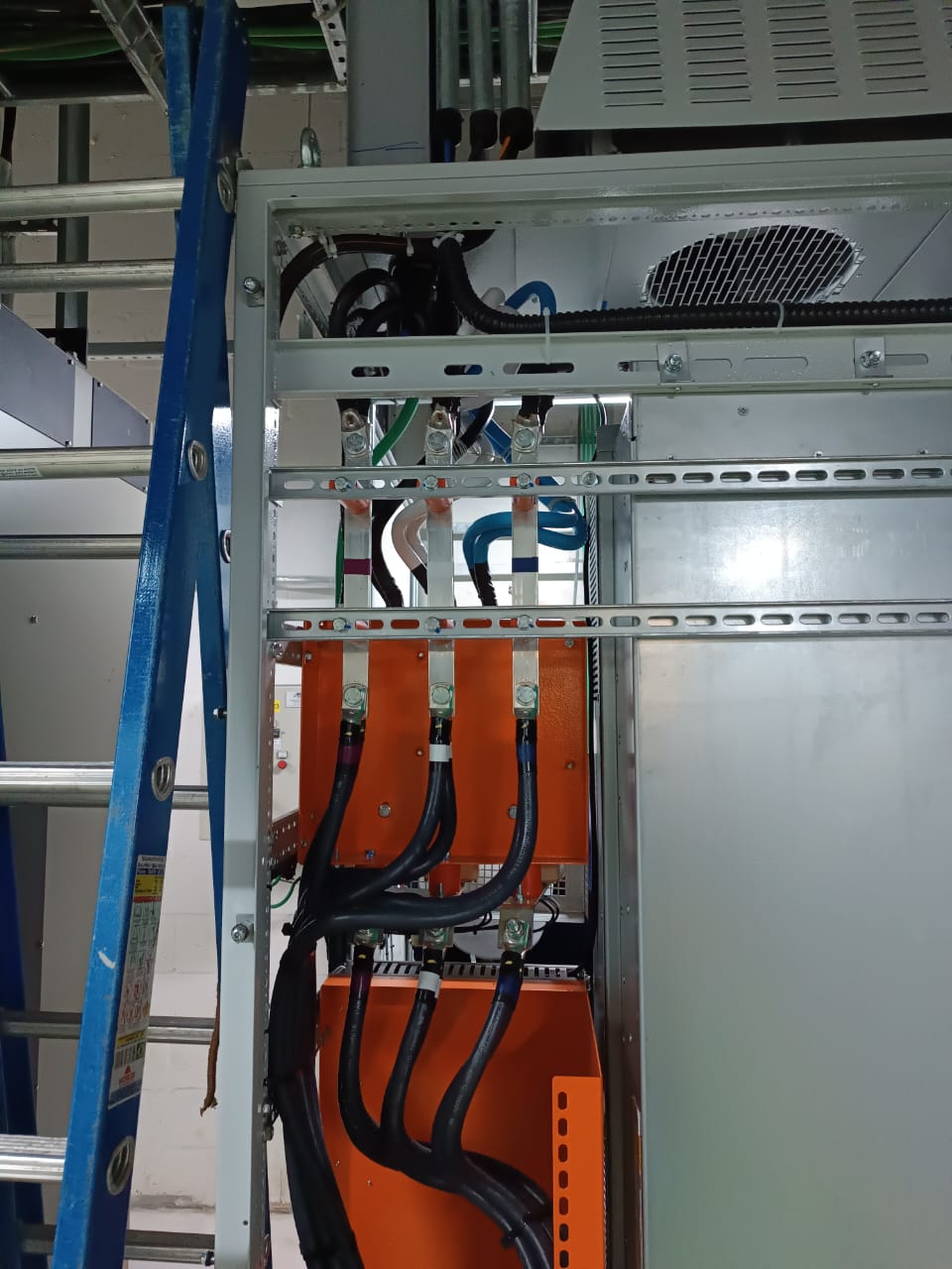 Painel elétrico com barramentos de cobre e ventilação instalado em ambiente industrial