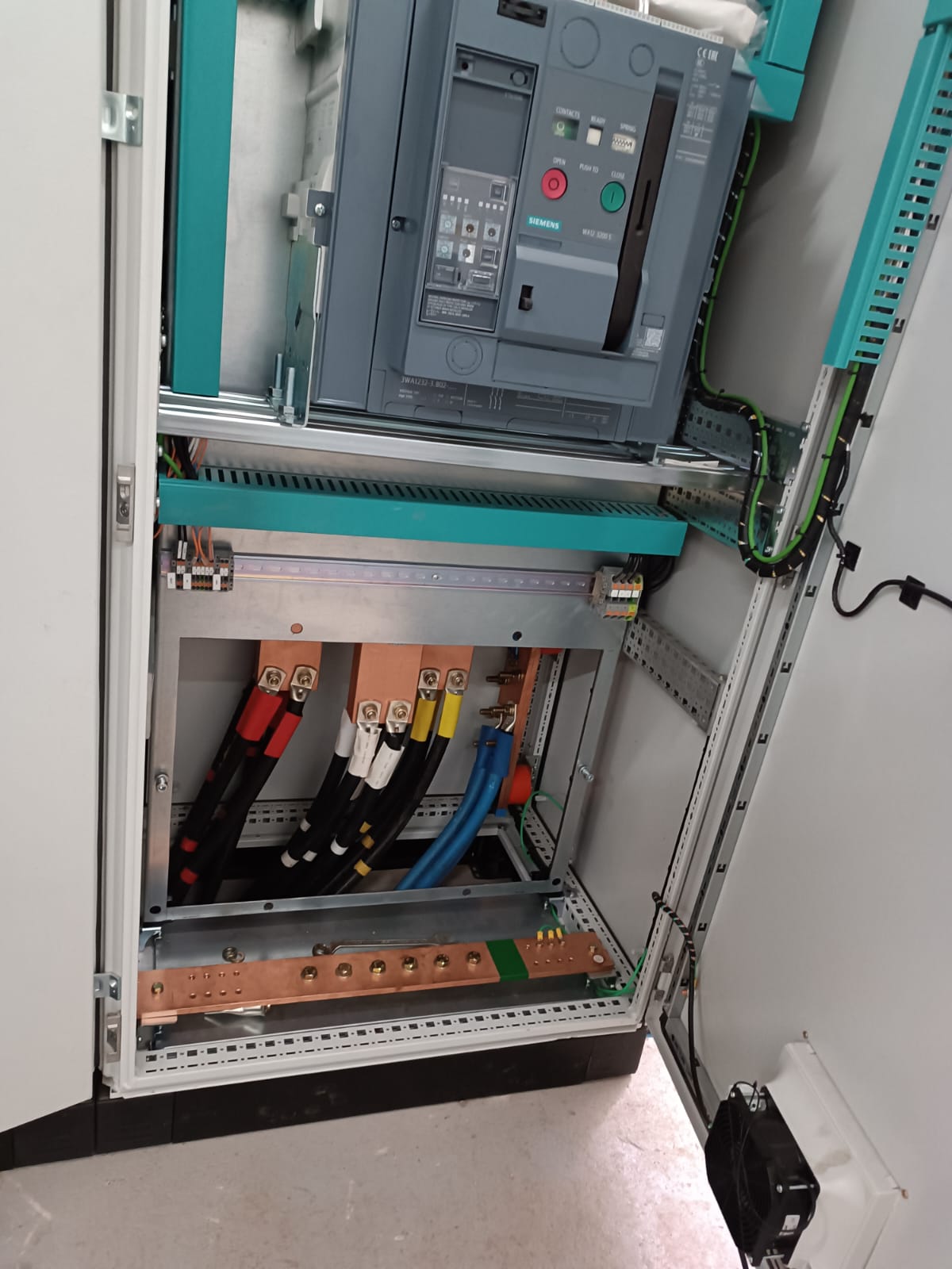 Painel elétrico industrial com disjuntor Siemens 3WA e barramento de cobre
